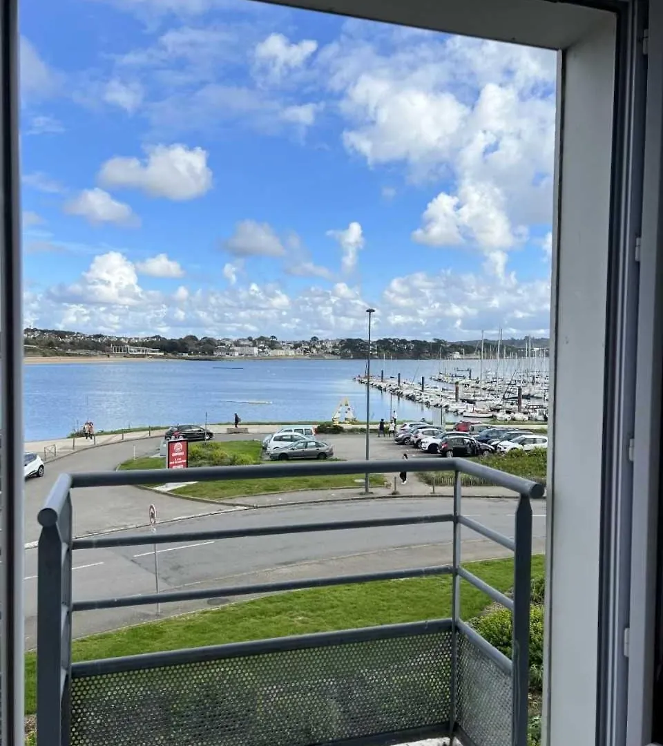 Couett'Hotel Brest Port De Plaisance, Les Pieds Dans L'Eau 3*,