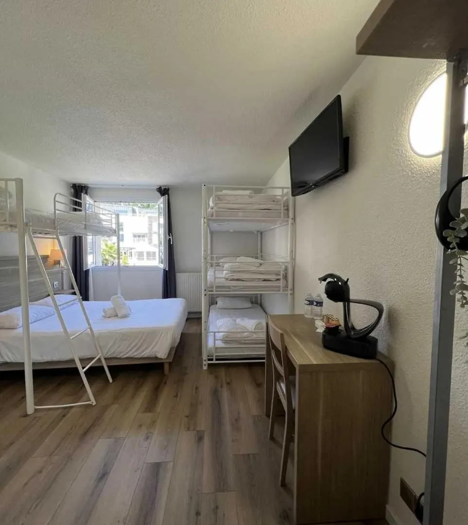 Couett'Hotel Brest Port De Plaisance, Les Pieds Dans L'Eau 3*,  France