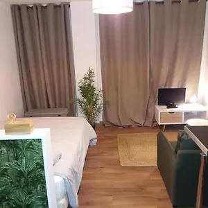 Appartement Studio Avec Terrasse, Proche Tram